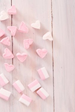 ahşap masa üstünde şekerleme. 