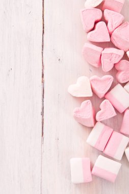 ahşap masa üstünde şekerleme. 