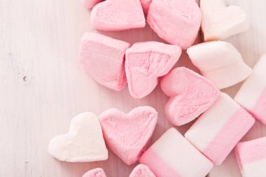 ahşap masa üstünde şekerleme. 