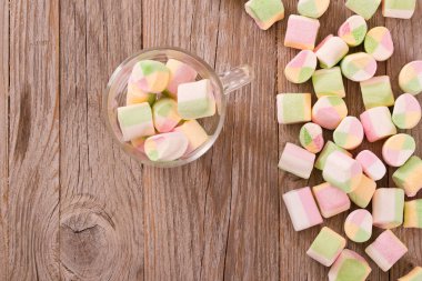 ahşap masa üstünde şekerleme. 