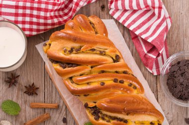 Çikolata parçaları ile börek. 