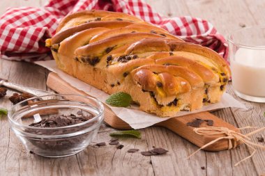 Çikolata parçaları ile börek. 
