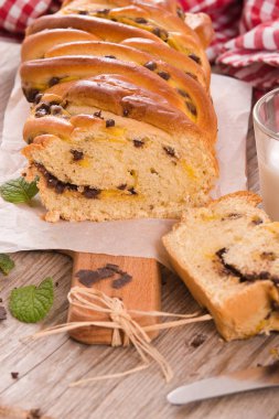 Çikolata parçaları ile börek. 