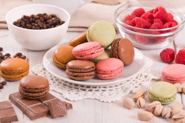 Ahşap masa üzerinde renkli macarons. 