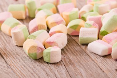 ahşap masa üstünde şekerleme. 