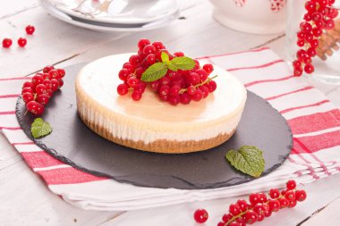 Somun cheesecake siyah çanak üzerinde. 