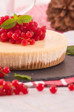 Somun cheesecake siyah çanak üzerinde. 