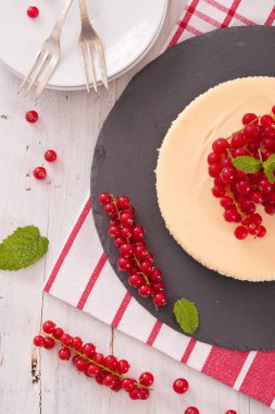 Somun cheesecake siyah çanak üzerinde. 