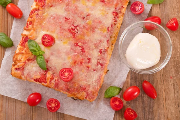 Italienische Pizza Mit Käse Tomaten Und Frischem Basilikum — Stockfoto