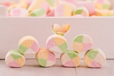 ahşap masa üstünde şekerleme. 