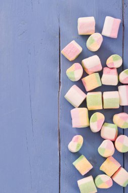 ahşap masa üstünde şekerleme. 
