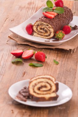 Çikolatalı rulo fındık ve çilek ile. 