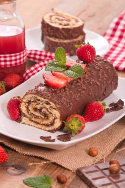 Çikolatalı rulo fındık ve çilek ile. 