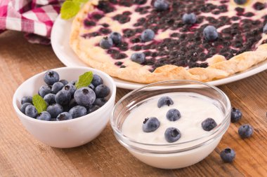 Beyaz çanak üzerinde üzümlü tart. 