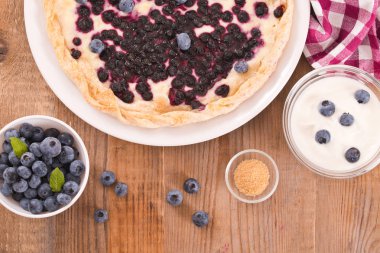 Beyaz çanak üzerinde üzümlü tart. 