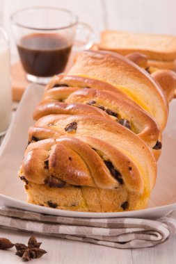 Çikolata parçaları ile börek. 