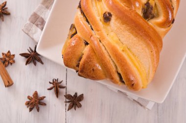 Çikolata parçaları ile börek. 