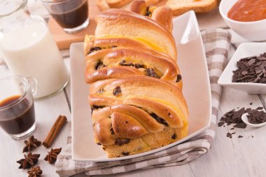 Çikolata parçaları ile börek. 