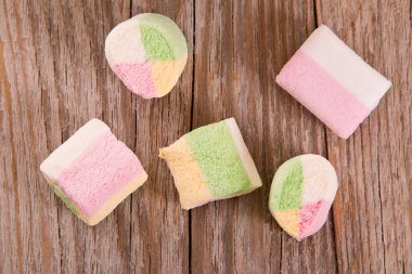 ahşap masa üstünde şekerleme. 