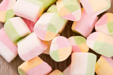 ahşap masa üstünde şekerleme. 