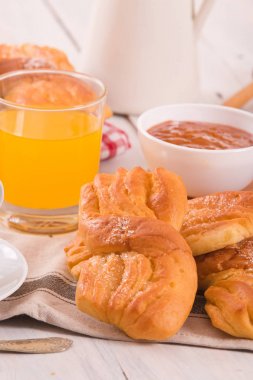 Ahşap masa üzerinde kahvaltımızda ile Kahvaltı. 