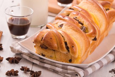 Çikolata parçaları ile börek. 