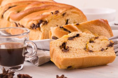 Çikolata parçaları ile börek. 