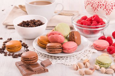 Beyaz çanak üzerinde renkli macarons. 