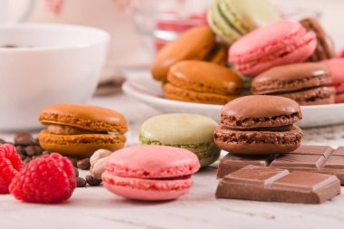 Beyaz çanak üzerinde renkli macarons. 