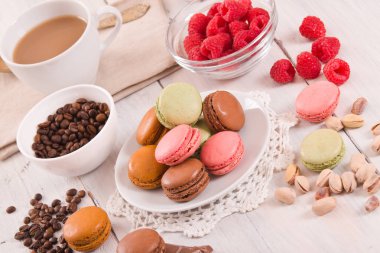 Beyaz çanak üzerinde renkli macarons. 