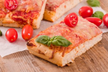 Peynir, domates ve taze fesleğen ile İtalyan pizza. 