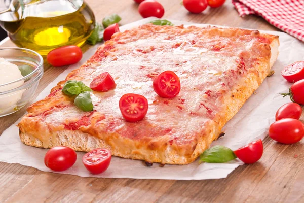 Peynir Domates Taze Fesleğen Ile Talyan Pizza — Stok fotoğraf