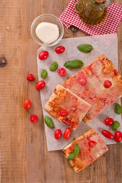 Pizza Italiana Con Queso Tomate Albahaca Fresca — Foto de Stock