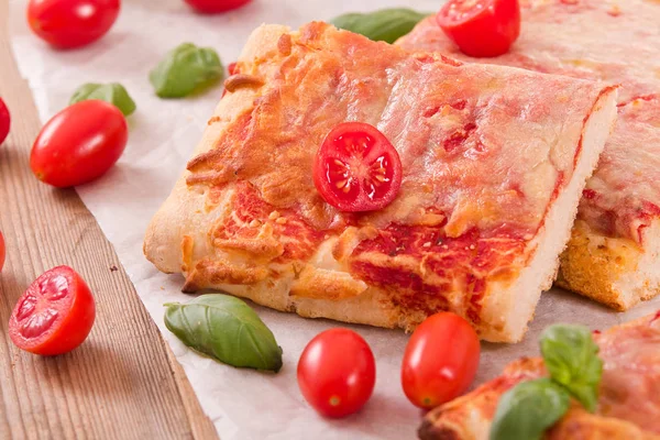 Peynir Domates Taze Fesleğen Ile Talyan Pizza — Stok fotoğraf