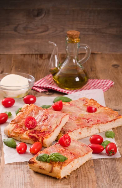 Итальянская Пицца Сыром Помидорами Свежим Базиликом — стоковое фото