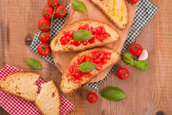 Chleb Tostowy Bazylią Posiekane Pomidory — Zdjęcie stockowe