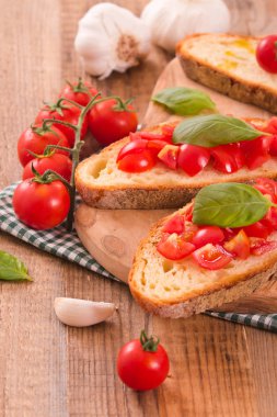 Fesleğen ve doğranmış domates Bruschetta ekmek. 