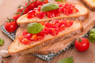 Fesleğen ve doğranmış domates Bruschetta ekmek. 