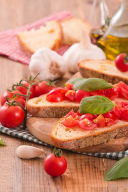 Fesleğen ve doğranmış domates Bruschetta ekmek. 