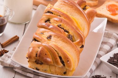 Çikolata parçaları ile börek. 