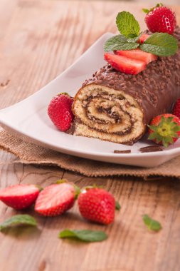 Çikolatalı rulo fındık ve çilek ile. 