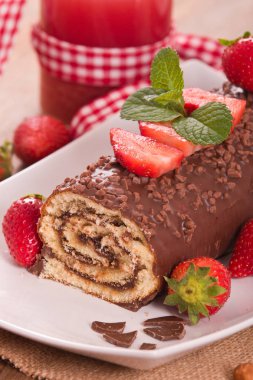 Çikolatalı rulo fındık ve çilek ile. 