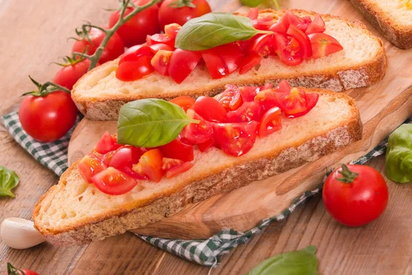 Pain Brossé Basilic Tomates Hachées — Photo