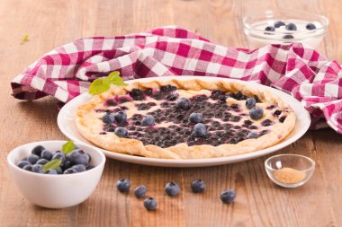 Beyaz çanak üzerinde üzümlü tart. 