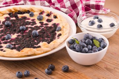 Beyaz çanak üzerinde üzümlü tart. 