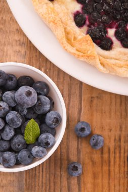 Beyaz çanak üzerinde üzümlü tart. 