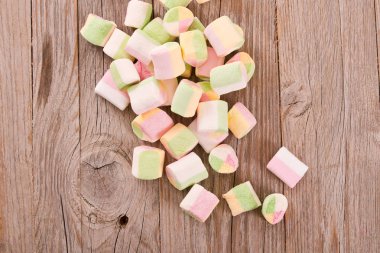 ahşap masa üstünde şekerleme. 