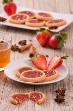 Beyaz çanak üzerinde çilek tartlets. 