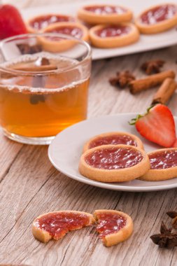 Beyaz çanak üzerinde çilek tartlets. 