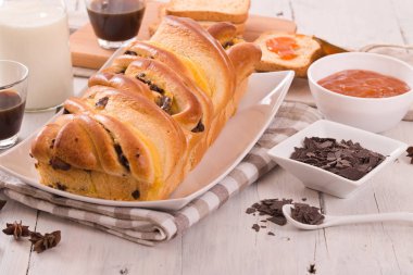 Çikolata parçaları ile börek. 